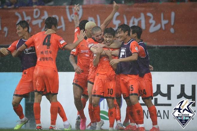 거센 비가 내린 전북 현대 원정 경기에서 승리를 따낸 강원FC(한국프로축구연맹 제공)