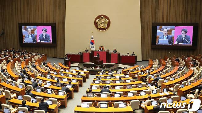 한덕수 국무총리가 8일 서울 여의도 국회에서 열린 제410회 국회(정기회) 제5차 본회의 교육·사회·문화 분야 대정부질문에서 안민석 더불어민주당 의원의 질문에 답하고 있다. 2023.9.8/뉴스1 ⓒ News1 임세영 기자