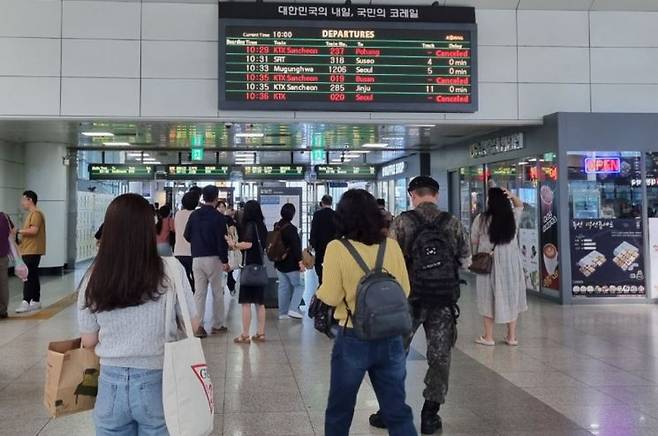 철도노조 파업 사흘째인 16일 대전역에서 일부 열차 운행 취ㅜ소 안내 공지가 나오고 있는 모습. [이미지출처=연합뉴스]