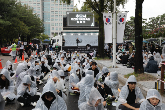 지난 15일 대전시교육청 동문 옆에서 열린 대전 사망 교사 추모제에 참석한 설동호 대전시교육감이 단상에 오르자 참석자들 사이에서 야유가 쏟아졌다. 참석자들 대부분은 등을 돌린 채 귀를 막고 항의의 뜻을 표했다. 김영태 기자