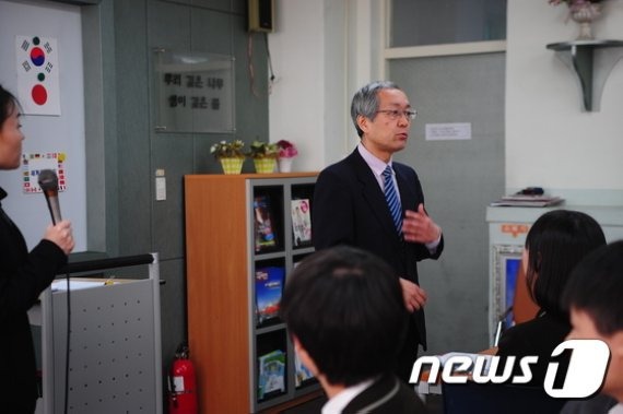 교권도 日이 먼저 추락...日 교사 급여, OECD