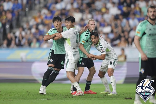 박진섭(왼쪽 중앙), 백승호(오른쪽). 한국프로축구연맹 제공