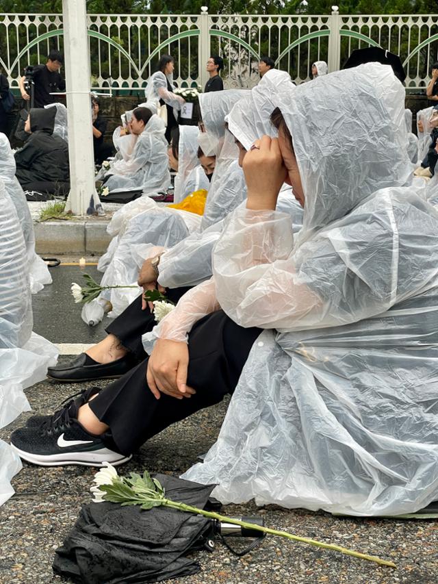 15일 오후 대전시교육청 앞에서 열린 A교사 추모제에 참석한 이들이 A교사의 동교 등이 읽어내려간 추모사에 흐느끼고 있다. 정민승 기자