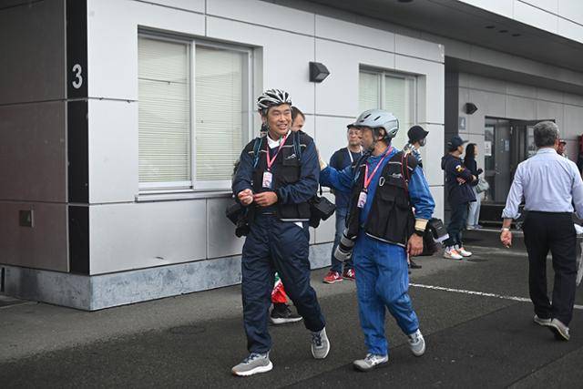 급유 시 화재 사고의 우려가 있는 만큼 피트레인에 출입하기 위해서는 방염복이 필요하다.