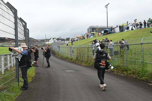 취재 중인 기자들보다 더 좋은 장비를 가진 팬들도 쉽게 볼 수 있었다.