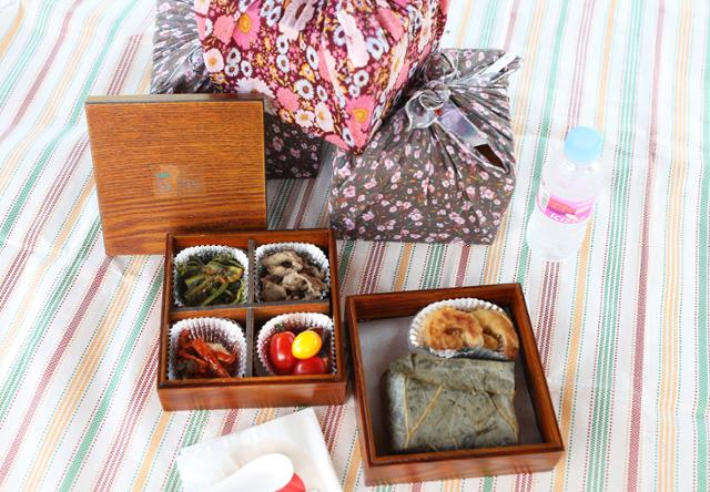 ‘천년마을 대흥에서 더 느린 여행’ 첫 점심은 주민들이 정성껏 준비한 연잎밥 도시락이다. ⓒ박준규