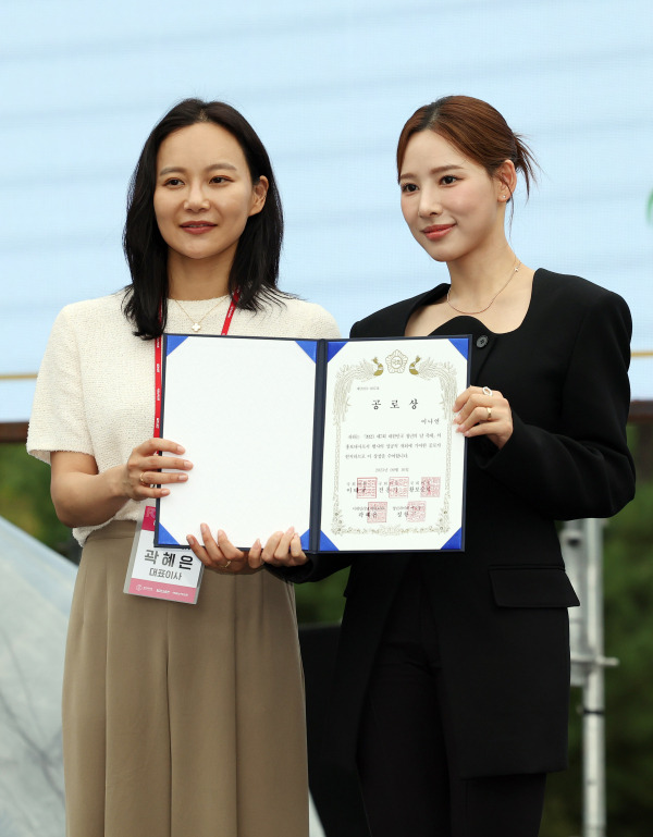 '제7회 대한민국 청년의 날 축제'가 16일 서울 영등포구 여의도공원에서 열렸다. 청년의 날 기념식에서 아나운서 이나연이 곽혜은 이데일리M 대표이사로부터 청년의 날 홍보대사 공로상을 수상하고 함께 포즈를 취하고 있다. 청년의 날은 청년의 권리 보장 및 청년 발전의 중요성을 알리고 청년문 제에 대한 관심을 높이기 위해 지난 2020년 법정기념일로 제정, 매년 9월 세 번째 토요일을 청년의 날로 정했다. 이번 '청년의 날' 행사는 (사)청년과미래, 일간스포츠, 이코노미스트 공동 주최로 진행됐다. 김민규 기자 mgkim1@edaily.co.kr /2023.09.16/