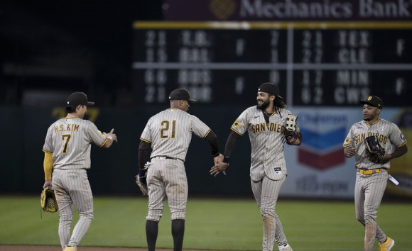 MLB 샌디에이고에서 뛰고 있는 김하성(왼쪽, 7번)이 16일(한국시간) 열린 오클랜드와 원정 경기를 승리로 장식한 뒤 팀 동료들과 함께 기뻐하고 있다. 이날은 로베트로 클레멘테 데이로 지정됐고 선수들은 그를 기리기 위해 클레멘테의 현역 선수 시절 배번인 21을 패치로 달거나 해당 번호가 새겨진 유니폼을 입고 그라운드로 나왔다. [사진=뉴시스]