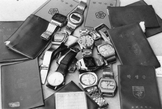 대학생들이 외상술값의 담보로 맡긴 시계와 학생증들. 중앙포토