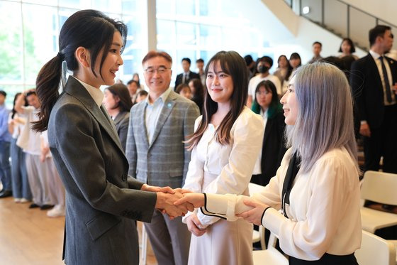 윤석열 대통령 부인 김건희 여사가 15일 서울 중구 커뮤니티하우스 마실에서 열린 '괜찮아, 걱정마' 마음건강을 위한 대화에서 참석자들을 격려하고 있다. 사진 대통령실