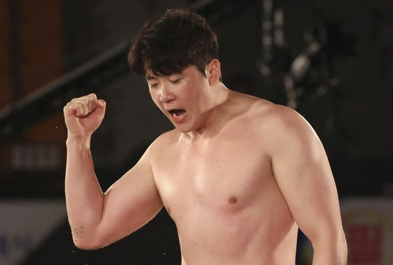 추석장사씨름대회 금강급(90kg 이하) 정상에 오른 임태혁(수원특례시청). 사진 대한씨름협회