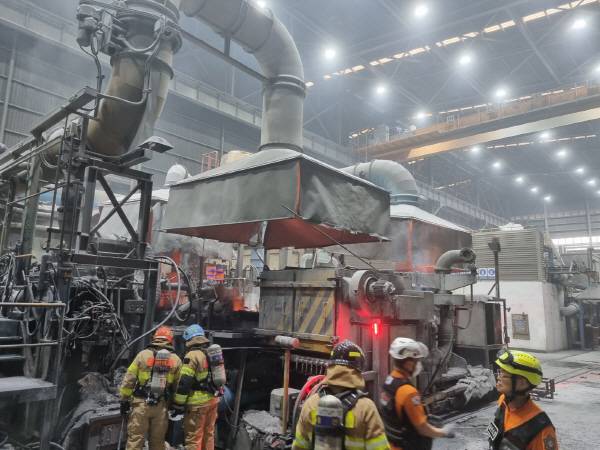 16일 울산시 울주군 한 주물공장 용광로 쇳물에서 폭발이 발생한 사고 현장. 울산소방본부 제공 연합뉴스