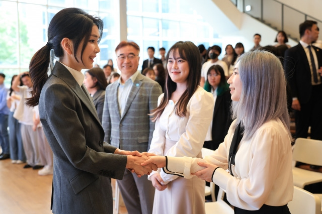 윤석열 대통령 부인 김건희 여사가 15일 서울 중구 커뮤니티하우스 마실에서 열린 '괜찮아, 걱정마' 마음건강을 위한 대화에서 참석자들을 격려하고 있다. 대통령실 제공