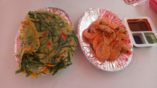 소래포구 축제 먹거리존의 ‘착한 먹거리’. 해물 파전 1만원, 새우찜 1만원으로 판매하고 있다. 홍승주기자