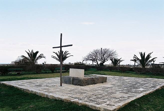 그리스 크레타섬에 안장된 니코스 카잔차키스의 묘지. 나무를 엮어 만든 십자가 하나가 그의 내면을 말해주는 듯합니다. [William Neuheisel·Wikimedia Commons]