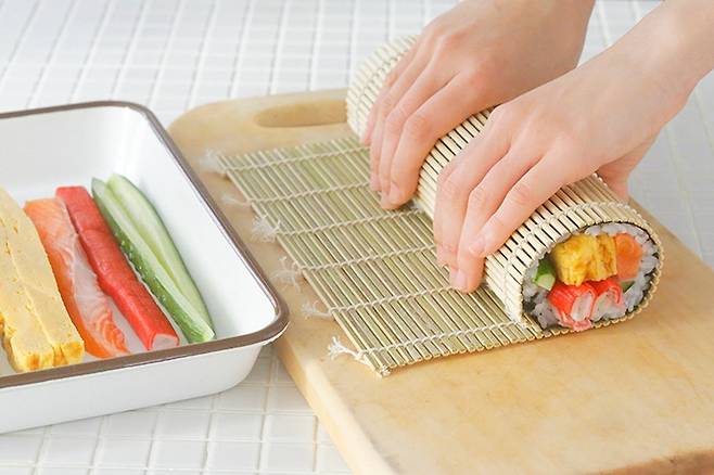 김밥을 만들 때 쓰는 김밥말이 '마키스'는 일본에서 만든 조리도구다. 일제시대 한국으로 전파된 것으로 알려졌다.