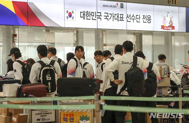 [인천공항=뉴시스] 정병혁 기자 = 2022 항저우아시안게임에 출전하는 남자 축구대표팀이 16일 인천국제공항 제1터미널 출국장에서 출국을 위해 수속을 밟고 있다. 2023.09.16. jhope@newsis.com