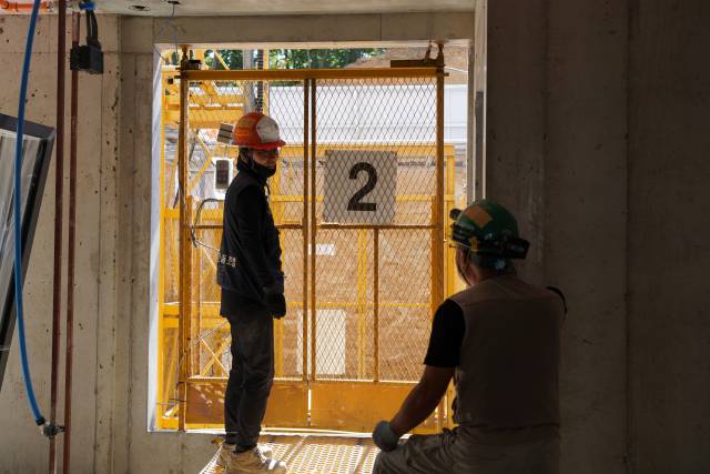 ▲<프레시안>은 지난 6일 경기도의 한 아파트 건설현장에서 자재‧세대정리팀에서 작업반장으로 일하고 있는 45살 권원영 씨를 만났다. 사진은 동료와 대화를 나누는 권원영씨(왼쪽). ⓒ프레시안(박정연)