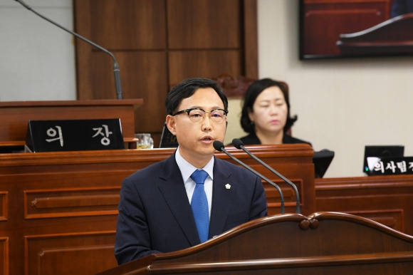 김태훈 순천시의원이 순천시의회  본회의장에서 자유발언을 통해 “문화예술 발전을 위해 문예진흥기금 복원해야한다”고 제안하고 있다.