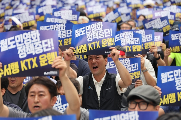 전국철도노동조합(철도노조) 파업 사흘째인 16일 오후 서울 용산구 남영역 인근에서 열린 ‘철도노조 총파업 승리 결의대회’에서 조합원들이 철도 민영화 정책 중단 등을 요구하며 구호를 외치고 있다.