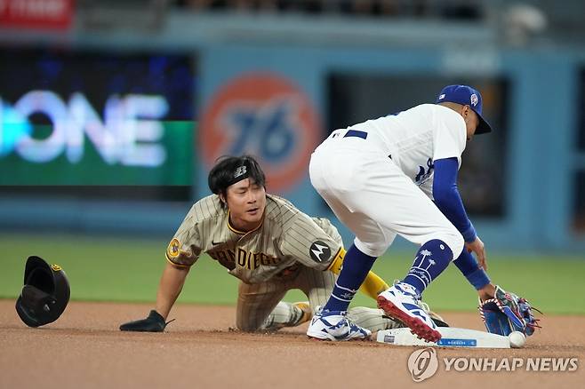 시즌 35호 도루 성공한 샌디에이고 김하성 (로스앤젤레스 EPA=연합뉴스) 미국프로야구 메이저리그(MLB) 샌디에이고 파드리스 김하성(왼쪽)이 11일(현지시간) 캘리포니아주 로스앤젤레스 다저 스타디움에서 로스앤젤레스 다저스를 상대로 열린 MLB 경기 1회에 시즌 35호 도루에 성공하고 있다. 이날 1번 타자 2루수로 선발 출전한 김하성은 4타수 1안타 1타점 1득점을 기록했으며 팀은 다저스를 11-8로 꺾었다. 2023.09.12 ddy04002@yna.co.kr