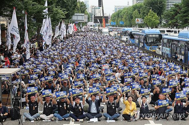 철도노조 파업 사흘째...구호 외치는 철도노동자들 (서울=연합뉴스) 김주성 기자 = 전국철도노동조합(철도노조) 파업 사흘째인 16일 오후 서울 용산구 남영역 인근에서 열린 '철도노조 총파업 승리 결의대회'에서 조합원들이 철도 민영화 정책 중단 등을 요구하며 구호를 외치고 있다. 2023.9.16 utzza@yna.co.kr