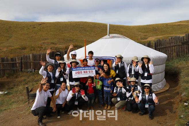 지난 12일 ‘인천공항가족 제18기 글로벌 봉사단’이 몽골 현지 취약계층 가정에게 완성된 게르를 전달하며 기념 촬영을 하고 있다. 인천공항공사제공