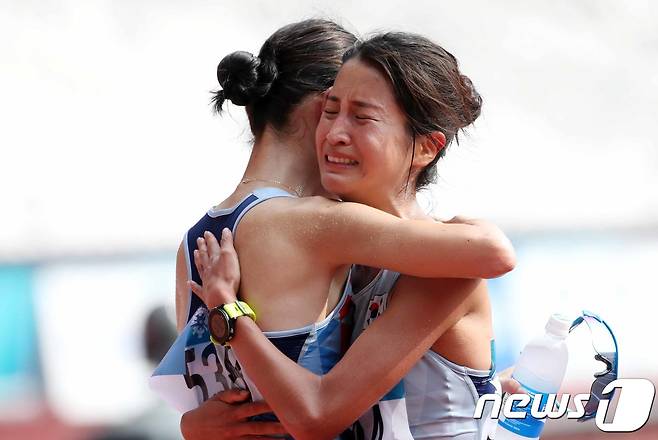 육상 여자 국가대표 김도연과 최경선이 26일 인도네시아 자카르타 겔로라 붕 카르노(GBK) 스타디움에서 출발한 2018자카르타-팔렘방 아시안게임 육상 여자 마라톤 경기에 결승선을 통과한 후 눈물을 흘리고 있다. 이 경기에서 최경선은 4위, 김도연은 6위를 기록했다. 2018.8.26/뉴스1 ⓒ News1 김명섭 기자