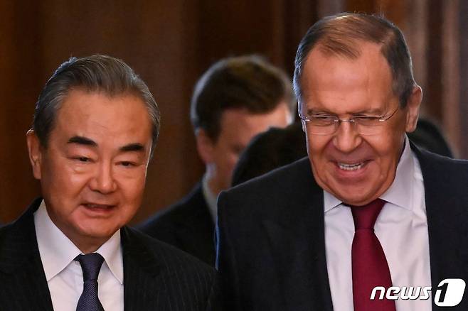 왕이 중국 외교부장(왼쪽)과 세르게이 라브로프 러시아 외교장관. ⓒ AFP=뉴스1