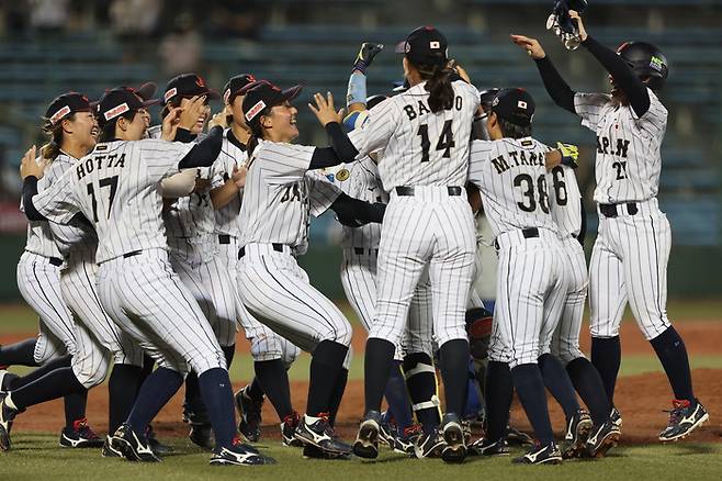 일본 여자야구 대표팀이 15일(한국시간) 베네수엘라와 가진 ‘2024 여자야구 월드컵’ 예선에서 5-4 극적인 끝내기 승리를 거두자 환호하고 있다. 사진출처 | WBSC.