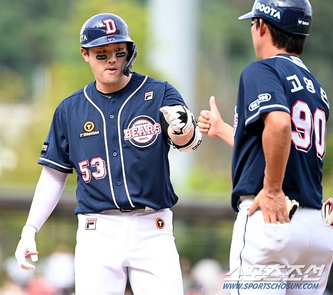 17일 광주KIA챔피언스필드에서 열린 두산과 KIA의 경기, 3회초 2사 1,2루 두산 양석환이 1타점 적시타를 치고 기쁨을 나누고 있다. 광주=허상욱 기자wook@sportschosun.com/2023.09.17/