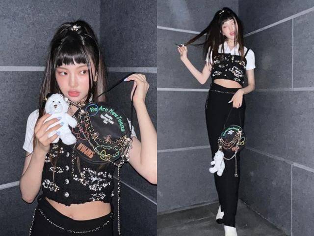 뉴진스의 멤버 혜인은 동그란 미니 백에 하얀색 곰돌이 키링을 매치했다. [이미지출처=뉴진스 공식 SNS]