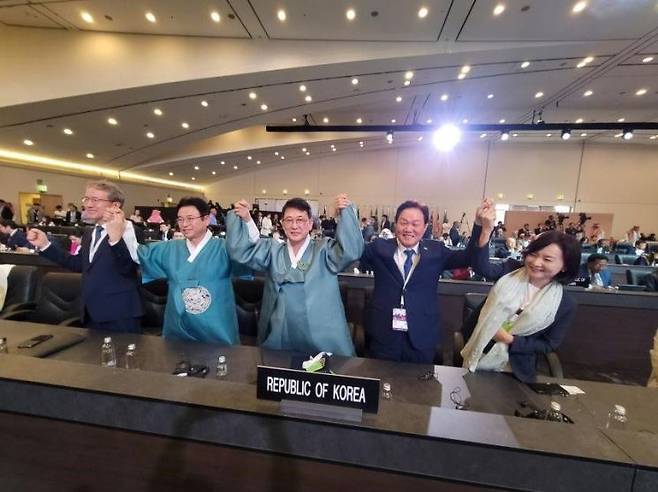 박완수 경남도지사(왼쪽 네 번째)가 가야고분군 세계유산 등재가 확정되자 환호하고 있다. [사진출처=문화재청]