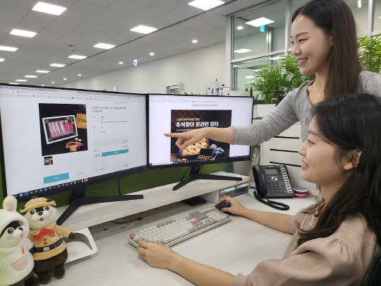 삼성 직원들이 '추석 맞이 온라인 장터'에서 국내산 수산물을 구입하는 모습. 삼성 제공