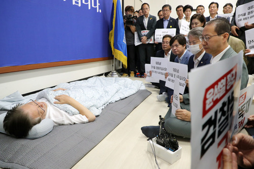 15일 국회 더불어민주당 대표실에서 의원들이 이재명 대표에게 단식 중단을 촉구하고 있다. [공동취재]