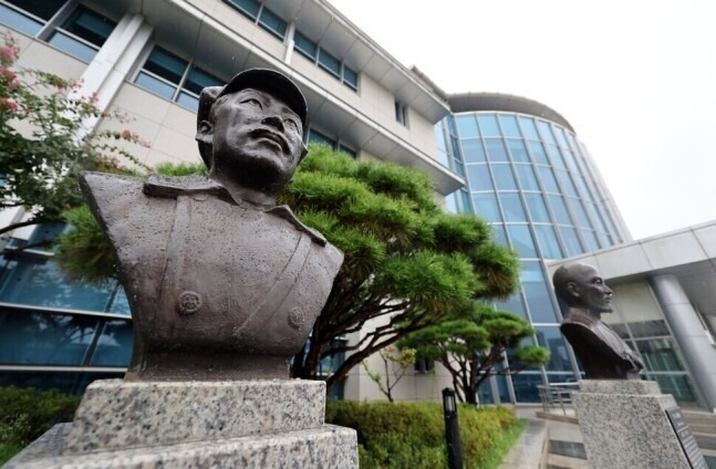 서울 용산구 국방부 앞에 있는 홍범도 장군 흉상. 연합뉴스