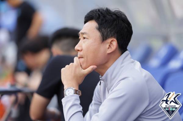 17일 수원월드컵경기장에서 열린 수원 삼성과 대구FC의 하나원큐 K리그1 2023 30라운드 경기. 최원권 대구 감독이 그라운드를 지켜보고 있다. 사진=프로축구연맹