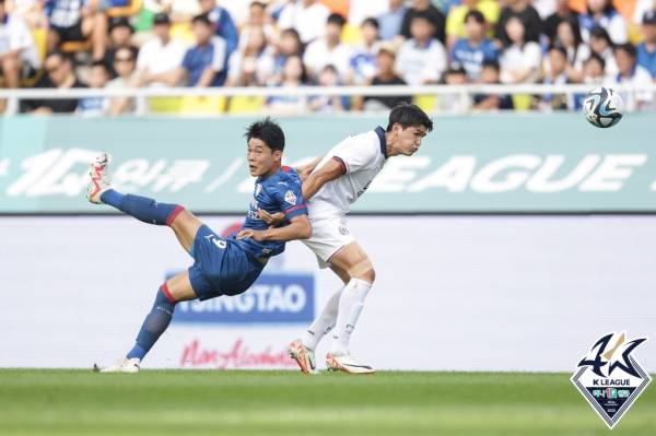 17일 수원월드컵경기장에서 열린 수원 삼성과 대구FC의 하나원큐 K리그1 2023 30라운드 경기. 수원 안병준과 대구 홍정운이 볼 경합을 펼치고 있다. 사진=프로축구연맹
