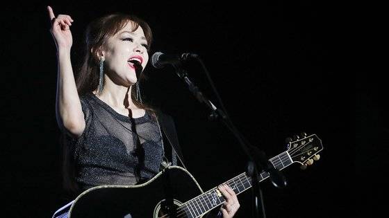 밴드 자우림의 보컬 김윤아가 2017년 7월 30일 경기도 이천시 지산 포레스트 리조트에서 열린 '2017 지산 벨리록 페스티벌' 무대에서 공연하는 모습. 연합뉴스