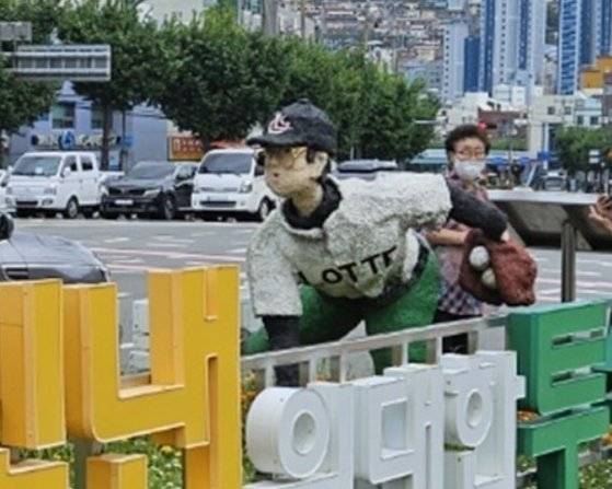 최동원의 모친 김정자 여사가 부산 서구 구덕운동장 앞에 설치된 아들의 조형물 주변을 청소하고 있다. 김 여사는 매주 월요일 서구종합사회복지관에서 봉사활동을 마친 뒤 이 조형물을 찾아 주변을 청소한다. 사진 최동원기념사업회