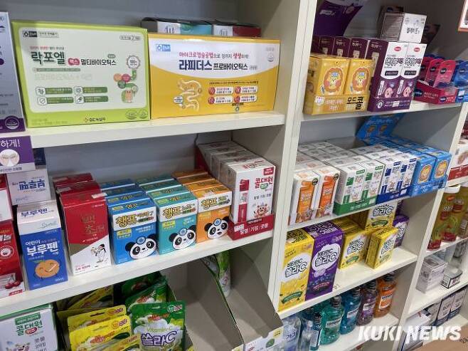 한 약국 진열장에 다양한 종류의 감기약이 진열돼 있다. 사진=박선혜 기자
