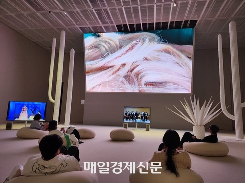 국립현대미술관에서 정연두의 ‘백년 여행기’(2023)를 관람하는 모습. <이한나 기자>