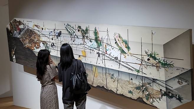 한국 차세대 미술 주자들을 소개하는 송은 ‘파노라마’전에서 관람객들이 이진주 작품을 보고있다. <예술경영지원센터>
