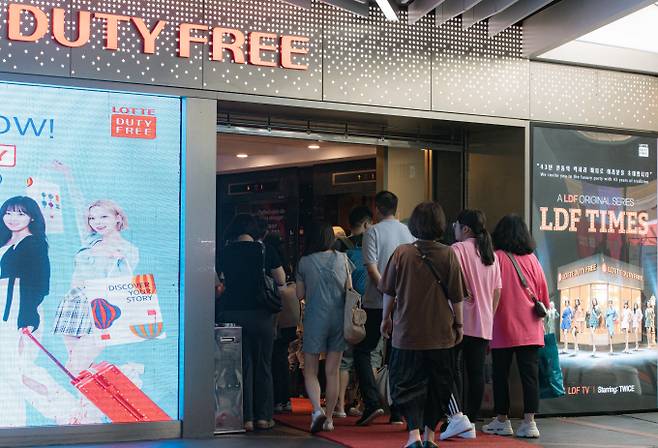 환경부와 한국면세점협회, 12개 면세점 등이 '일회용품·유통 포장재 감량을 위한 자발적 협약'을 맺었다. 사진은 기사 내용과 무관함. /사진=뉴스1