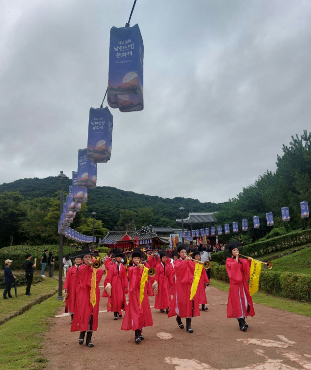 15일 오후 남한산성 행궁을 나온 어가행렬의 선두를 이끌고 있는 취타대. 사진 = 손대선 기자