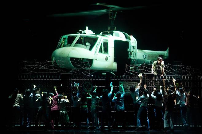 2006년 한국에서 초연된 뮤지컬 <미스 사이공>의 헬리콥터 탈출 장면.