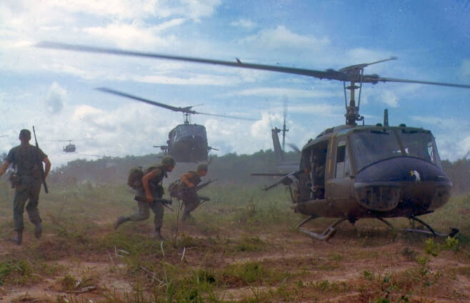 1966년 남베트남 구치 북동쪽에서 미국 육군 헬기가 대원들을 작전 지역으로 공수하고 있다.