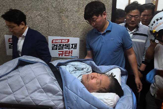 단식 중이던 더불어민주당 이재명 대표가 18일 건강 악화로 국회에서 병원으로 후송되고 있다.(사진=연합뉴스)