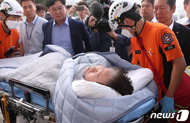 단식 19일차인 이재명 더불어민주당 대표가 18일 오전 서울 여의도 국회 당 대표실에서 119 구급대에 의해 병원으로 이송되고 있다. 2023.9.18/뉴스1 ⓒ News1 임세영 기자