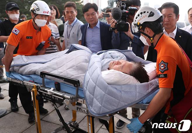 단식 19일차인 이재명 더불어민주당 대표가 18일 오전 서울 여의도 국회 당 대표실에서 119 구급대에 의해 병원으로 이송되고 있다. 2023.9.18/뉴스1 ⓒ News1 임세영 기자